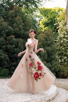 Beige Fitted Bodice Evening Dress For Spring, Elegant Rose Print Evening Dress, Elegant Evening Dress With Rose Print, Pink Rose Print Dress For Wedding, Rose Wedding Dress With Rose Detail, Elegant Rose Print Dress, Embroidery Roses, Rose Embroidery Pattern, Rose Patterns