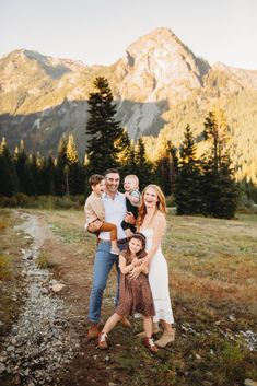 Sunset Mountain Family Photo Session PNW Photographer Erin Schedler Seattle Family Photos, Oregon Family Photos, Family Photos In Mountains, Summer Mountain Family Photos, Relaxed Family Photos, Family Mountain Photoshoot, Family Photos Mountains, Mountain Family Pictures, Mountain Pics