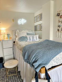 blue and white floral dorm room Coastal Grand Daughter Aesthetic Dorm, Freshmen Dorm Room Ideas, Ocean Dorm Room Aesthetic, Blue Coastal Dorm Room, Duke Dorm Room, Beach Theme Dorm Room Ideas, Dorm Room Coastal, Blue Floral Room Aesthetic