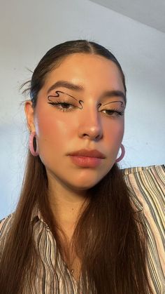 Cute Graphic Eyeliner, Graphic Makeup Looks, Bold Eyeliner Looks, Eyeliner Grafico, Eyeliner Graphic, Liner Ideas, Bear Korean, Creative Eyeliner, Hippie Makeup