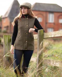 Our beautiful Elizabeth gilet is inspired by equestrian style and designed with the feminine form in mind. It features a centre back vent for ease of movement, a contrast velvet collar and beautifully curved grow on pockets from the side bust seam. As with all of our tweed products this has been lovingly crafted by British artisans from the finest British cloth and trims.  -Also available in Navy, please see our other listings -features a brass YKK zip, storm flap and press stud stand OUTER - 10 British Country Style Summer, British Winter Outfits, British Outfits Women, Tweed Gilet, Countryside Outfit, Scotland Fashion, British Country Style, Countryside Style, British Country