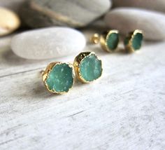 Gorgeous raw chrysoprase stud earrings electroplated in 24k gold.★Metal- 24k Gold Over Brass★Stone-Untreated Natural Chrysoprase★Dimensions- Approx. 10mm-12mm★We want you to love your new jewelry and gladly accept returns.★Arrives ready for gifting (example in last photo) and usually ships same day or next day. Check shop announcement for occasional delays.Known for manifesting optimism, joy, and happiness, the Chrysoprase crystal stone is one of the best antidepressants in the world of crystal Chrysoprase Crystal, Chrysoprase Jewelry, Raw Stone Earring, Jade Earrings, Boho Gifts, New Jewelry, Dainty Earrings, Crystal Stone, Polish Jewelry