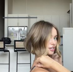 Chin Length Bronde, Short Hair With Babylights, Dark Blonde Hair Short Bob, Bronde Bob Hair, Short Dark Blonde Bob, Short Hair Babylights, Haley Bieber Hair Bob, Bronde Bob Short, Chopped Bob Haircut