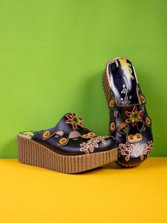 Black Leather Sandals With Floral Print And Round Toe, Black Leather Footbed Clogs For Summer, Clog Sandals, Platform Clogs, Reindeer Headband, Trendy Accessories, Dress Jewelry, Summer Dream, Embossed Leather