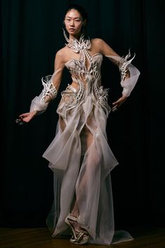 BTS Iris van Herpen Meta Morphism AW22 Mode Harajuku, Runway Fashion Couture, Health And Vitality, Iris Van Herpen, Skin Secrets, Fantasy Dress, Flawless Skin, Fantasy Fashion