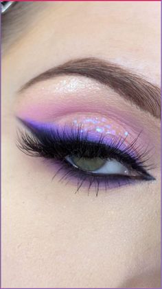 Follow @brookenoelbeauty for makeup ideas, step by step eyeshadow looks, eyeshadow inspiration, makeup tutorials, makeup tips, makeup essentials, makeup products, eyeshadow tips, makeup hacks, makeup trends, skincare reviews, skincare routines, skincare tips, skincare products, skincare hacks, beauty tips and more! #eyeshadowtutorial #makeuptutorial #stepbystepmakeup #makeupforbeginners #stepbystepeyeshadow #nautralmakeup #fullglam #makeuptrends #makeupaesthetic #makeuptipsforbeginners #beaut Eyeliner Step By Step, Cat Eyeshadow, Step By Step Eyeshadow Looks, Makeup Products Eyeshadow, Cat Eyelashes, Spring Eyeshadow, Makeup Ideas Step By Step, Purple Shadow