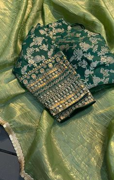 Contrast Colour Combination Lehenga, Pista Green Saree Combination Blouse, Mehandi Green Saree Contrast Blouse, Sarees Colour Combinations, Green Silk Blouse Designs, Green Saree Contrast Blouse, Contrast Colour Combination, Green Colour Saree, Green Blouse Designs