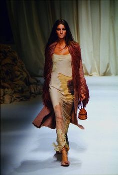 Gisele Bündchen for Moschino FW 1999. Moschino Runway, Gisele Bündchen, Gisele Bundchen, 90s Outfit, 90's Fashion, Fall 24, New City, 2000s Fashion