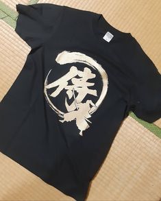 This is cool samurai (侍) printed t-shirt. The print is golden color. It's really cool ! Casual Gold T-shirt With Screen Print, Japanese T Shirts, Japanese T Shirt Design Ideas, Gold Casual T-shirt With Screen Print, Cool Samurai, Japan Tshirt Design, Gold Short Sleeve T-shirt With Screen Print, Gold Crew Neck T-shirt With Screen Print, Gold T-shirt With Screen Print, Short Sleeve