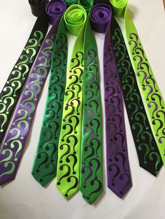 Riddler Question mark ties   Finish of your suit with these vibrant ties No time spent trying to draw on question marks No time spent gluing or stitching. Each tie has 16 question marks ironed on in the colours of your choice.    The ties can be washed on cold wash.   Any queries please message me. Riddler Question Mark, Cosplay Villain, Riddler Costume, Diy Comic, Question Marks, The Riddler, Alt Clothes, Cool Ties, Dress Costume