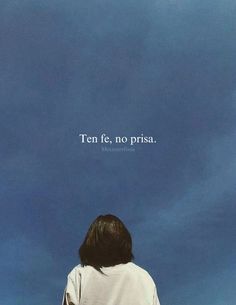 a person standing in front of a blue sky with the words ten fes, no pria