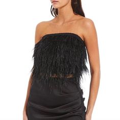 Beautiful Black Feather Top You Can Dress It Up And Down. Feather Crop Top, Strapless Tank Top, Trendy Summer Fits, Party Crop Tops, Feather Tops, Sleeveless Outfit, Traje Casual, Tube Tops, Top Streetwear