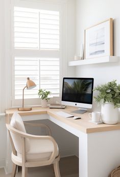 These small home office setups blend style and function to create a great work space anywhere in your home. Studio In Casa, Small Home Office Ideas, Feminine Home Offices, Minimalist Home Office, Cozy Home Office, Small Home Offices, Office Room Decor, Home Office Ideas, Small Home Office