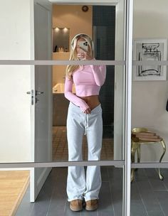 pink top cropped grey flared joggers pants uggs cosy aesthetic pretty skinny body tanned mirror pic headphones room inspo Adrette Outfits, Class Outfits, Look Legging, Skandinavian Fashion, Pastel Outfit, Uggs Outfit, Looks Party, Legging Outfits, Stockholm Fashion