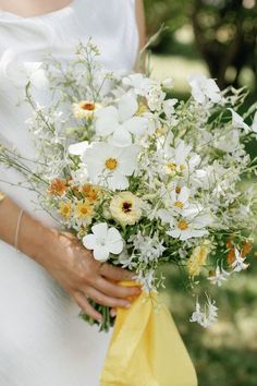 Wispy Wedding Bouquet, Small White Wildflower Bouquet, Wildflower Greenery Bouquet, Garden Wedding Bouquet Spring, Eucalyptus Wildflower Bouquet, Sage Green And Wildflowers Wedding, Wedding Bouquet October, Delicate Wedding Flowers, Fall Wedding Flowers Decor