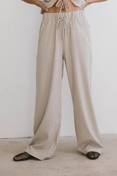 Elastic waist pants in taupe Boxer Pants, Maxi Outfits, Balloon Pants, Bow Shorts, Short Loungewear, Layered Sweater, Denim Accessories, Baggy Pants, Baggy Pant