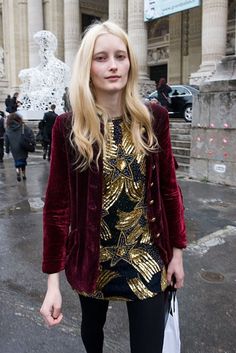 velvet coat Red Velvet Jacket, Ellie Saab, Walking Down The Street, Chic Chic, Ideal Wardrobe, Dress Korean, Work Chic, Wardrobe Inspiration, Looks Street Style