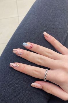 Simple Clear Nails, Nails Art Winter, Short Nail Art Ideas, Short Nail Art Designs, Nail Art 2022, Winter Nails Art, Nail Art Winter, Short Nail Art, Weak Nails