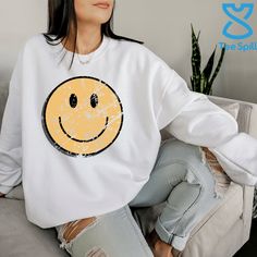 Happy Face Sweater, Smile Sweatshirt, Sweat Vintage, Face Graphic, Cute Shirt Designs, Family Birthday, Smile Girl, Sweatshirt For Men, Women Christmas