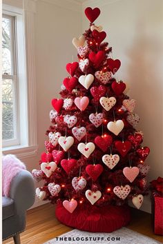 Red Christmas tree decorated with heart ornaments in red, pink, and white, inspired by Valentine's Day. Unusual Christmas Trees, Valentine Theme, Red Christmas Tree, Red Tree, Christmas Tree Decor