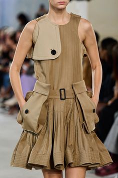 Pockets Fashion Details, Cargo Outfits Women, Army Clothing, Ropa Upcycling, Spring 2023 Ready To Wear, 2023 Ready To Wear Collection, 2023 Ready To Wear, Diy Fashion Clothing, Capsule Outfits