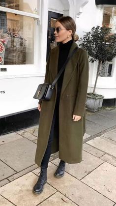 Outfits Cold, Aesthetic Retro, Coat Outfit, Mode Casual, Looks Street Style, Coat Winter, Green Coat, Coat Outfits, Ideas Aesthetic