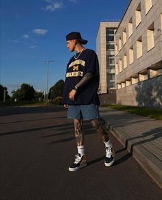 Black Vans Outfit Men, Blue Vans Outfit, Shorts Outfits Men Streetwear, Black Cap Outfit, Black Vans Outfit, Graphic Design Tshirt, Vans Outfit Men, Estilo Vans, Blue Jeans Shorts