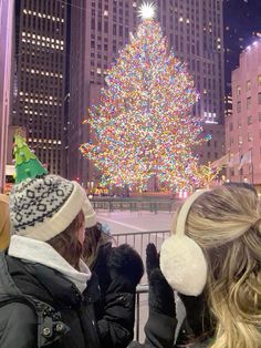 #vanilla#itgirl#classy#stockholm#aesthetic#vanillagirl#oldmoney#trendy#fits#grwm#winter#fall#vanillagirlaesthetic#outift#style#fashion#cleangirl#cleangirlaesthetic#stockholmstyle#coppenhagen Bryant Park Nyc Christmas, Christmas In Chicago Aesthetic, New York City Christmas Aesthetic, Ice Skating Rockefeller Center, Nyc Aesthetic Winter, Christmas In Nyc Aesthetic, Christmas Shopping Aesthetic, Christmas Vision Board, Nyc Christmas Aesthetic