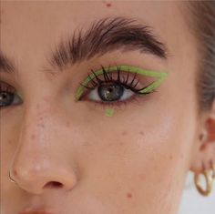 Sophie Floyd, Green Eyeliner, Graphic Makeup, Graphic Eyeliner, Swag Makeup, Smink Inspiration, Makijaż Smokey Eye, Dope Makeup, Makeup Eye Looks