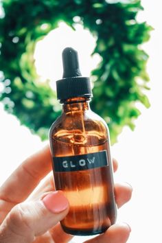 10+ Non-Toxic DIY Beauty Replacements with Essential Oils - Nesting With Grace Diy Serum, Nesting With Grace, Diy Dry Shampoo, Natural Hair Regimen, Young Living Essential Oils Recipes, Clary Sage Essential Oil, Sage Essential Oil, Organic Castor Oil, Glow Serum