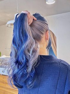 Hair Color Ideas Navy Blue, Two Toned Hair Blue, Long Two Tone Hair, Short Hair Color Ideas Blue, Under Color Hair Ideas, Two Toned Hair Color Ideas, Under Hair Color, Two Tone Hair, Two Toned Hair