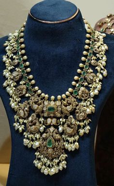 Middle Chain Designs Gold Latest, Neck Pics, Diamond Chocker, Pretty Gold Necklaces, Vintage Indian Jewelry, Gold Jewelry Prom