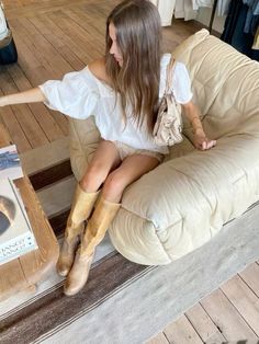 Spring Clothes For School, Western Aesthetic Outfits Summer, Summer Outfit Boots, Summer Into Fall Outfits, Bedstu Boots, Traje Cowgirl, Boots Aesthetic, City Outfit, Boot Outfits