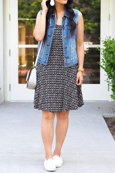 printed dress + denim vest + white sneakers Outfits Vest, Shirt Dress Outfit, Everyday Casual Outfits, Denim Jacket With Dress, Fashion Tops Blouse, Dress Denim, Girls Summer Outfits, Men Fashion Casual Outfits