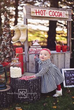 Rustic hot cocoa stand Christmas mini session Outdoor Fall Picture Ideas, Winter Mini Session Ideas, Photography Ideas Winter, Diy Christmas Photoshoot, Cocoa Stand, Mini Session Ideas, Hot Cocoa Stand, Ideas For Photography