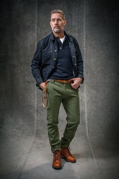 The classic chino reborn in true &SONS style. We have designed a new style of chino, influenced by a classic 1950s style trouser, balancing the smarter chino with a workwear aesthetic, using a medium weight cotton twill and adding brass hardware, practical details and a button tab turn up. The build and finish feels more like a carpenter’s trouser, with angled pockets, pocket loop and a heavier cotton than traditional chinos. Marauders Fashion, Workwear Aesthetic, Outfits Quotes, Older Mens Fashion, Decades Of Fashion, 1950s Style, Herren Outfit, Mode Masculine, Club Shirts