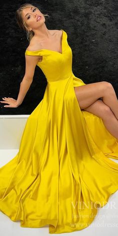 Gold yellow satin prom dress with slit. #fashion #promdress2020 #promdress #prom2020 #promdresses #promdresseslong Prom Dress Yellow, Yellow Evening Gown, Yellow Formal Dress, Satin Long Prom Dress, Junior Formal Dresses, Satin Evening Gown, Prom Dresses Yellow, Evening Dresses With Sleeves, Yellow Satin