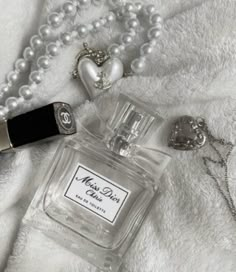 dior, chanel, pearls, hearts, silver, black and white aesthetic, silver jewels, jewelry, makeup, girly, luxury, wealth, fashion, lifestyle, style Estilo Blair Waldorf, Chanel Aesthetic, Jenny Humphrey, Nate Archibald, Dior Perfume, Chuck Bass, Gray Aesthetic, Dior Couture, Blair Waldorf