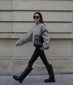 Long Boots Outfit, Winter Boots Outfits, Black Boots Outfit, Look Legging, Knee High Boots Flat, Boots And Leggings, Estilo Indie, Legging Outfits, Looks Street Style