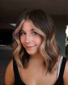 48 Stunning Money Piece Hair Highlights for a Face-Framing Trend Face Framing Color Pop, Money Shot Highlights, Money Piece Side Part, Money Piece With Bangs, Bold Money Piece Hair, Two Tone Hairstyle, Money Piece Hair, Short Brunette Hair, Layered Haircuts Shoulder Length