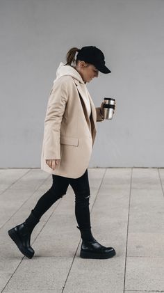 Black Hoodie With Blazer Outfit, Hoody Blazer Outfit, Hoody Blazer Outfit Women, Blazer Over Sweatshirt, Work Hoodie Outfit, Blazer Hoodie Outfits For Women, Creme Leggings Outfit, Beige Blazer Outfit Winter, Blazer And Hoodie Outfits For Women