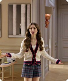 Emily Copper / Série Netflix / Netflix / 1 Temporada / 1 Season / Lily Collins #Emilyemparis #Emilyinparis #Sérienetflix #Netflix #Lilycollins Emily In Paris Style, ليلي كولينز, Emily In Paris Fashion, Paris Outfit Ideas, Emily In Paris Outfits, Lily Collins Style, Tweed Shorts, Estilo Preppy, Emily In Paris