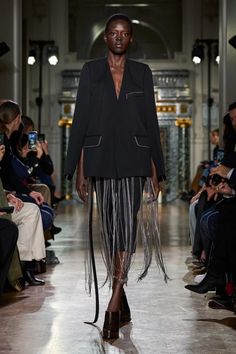 Victoria Beckham Fall 2024 Ready-to-Wear Fashion Show | Vogue Fall Winter Fashion Trends, Style Transformation, Fall Winter Fashion, Fringe Fashion, Chic Coat, Fashion Trends Winter, Fashion Shows