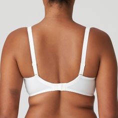 Preformed bra with padded cups and a heart-shaped cut. A must-have in your lingerie drawer: Natural. Graphic Embroidery, Lingerie Drawer, Full Cup Bra, Elegant Sets, Cup Bra, Feminine Look, Padded Bras, Bra Styles, Lingerie Sleepwear