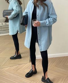 Maternity Street Style Winter, Salon Outfits, Woman Fashion Casual, Fashion Winter Outfits, Denim Shirt Outfit, Look Boho Chic, Look Legging, 2024 Style, Bump Style