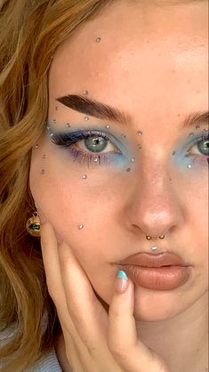 Maquillaje Glowy, Fairy Life, Euphoria Makeup, Rhinestone Makeup, Eyeliner Makeup, Fairy Makeup, Eye Makeup Art, No Eyeliner Makeup, Light Makeup