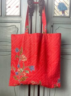 Size 15" height x 14" width with 5" strap and 14" height with 15" width and 3" dept. Bohemian Floral Print Bags For Vacation, Bohemian Red Cotton Bags, Red Reversible Shopping Bag, Bohemian Reversible Cotton Bag, Totebag Batik, Red Floral Print Summer Bag, Red Floral Print Bags For Daily Use, Daily Use Red Floral Print Bags, Red Eco-friendly Canvas Shopping Bag