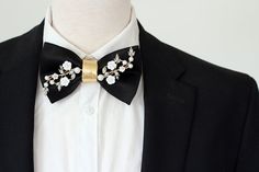 Check out this item in my Etsy shop https://www.etsy.com/listing/1265452676/black-bowtie-gold-mens-leather-bow-tie Sasha Obama Style, Boys Prom Suits, Gold Bow Tie, Leather Bow Tie, Groomsmen Gift Set, Groomsmen Bowtie, Lapel Flower, Bow Tie Set, Boys Bow Ties