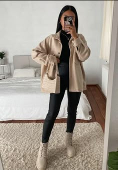 Beige Top Outfit, Outfit Botas, Nude Outfits, Beige Boots, Fall Trends Outfits, Beige Outfit, Winter Fashion Outfits Casual, Causual Outfits, Autumn Outfits