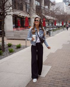 How To Style Linen Pants – Her Fashioned Life Wide Leg Trousers Outfit Casual, Black Wide Leg Trousers Outfit, Black Wide Leg Jeans Outfit, Wide Leg Pants Outfit Work, Wide Pants Outfit, Wide Leg Trousers Outfit, Styling Wide Leg Pants, Wide Leg Outfit